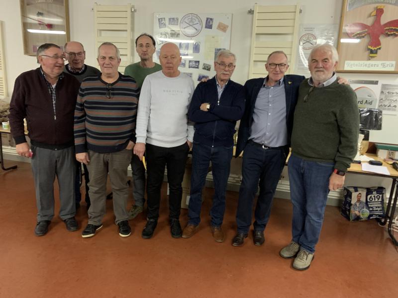 Grote HF & fond kampioenen; van links naar rechts: Gielkens Marcel, Bruninx Roger, Vuerstaek André, vertegenwoordiger Caenen Hubert, Geelen Leon , Voorzitter Jorssen Paul , Houbrechts Gino en Hubrechts Tony