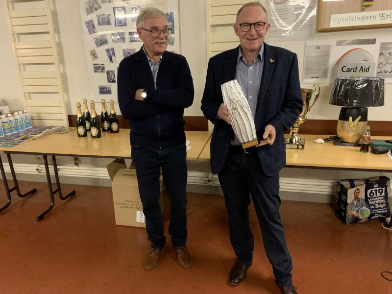 Wisselbeker lichte & zware fond; Voorzitter Jorssen Paul en winnaar en ook algemeen Kampioen Houbrechts Gino